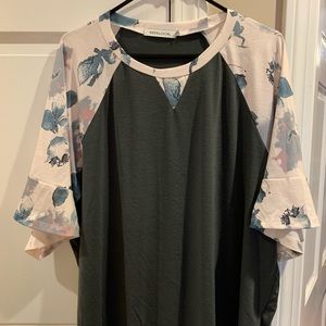 ⭐️ Women’s Raglan Gray and Floral Top